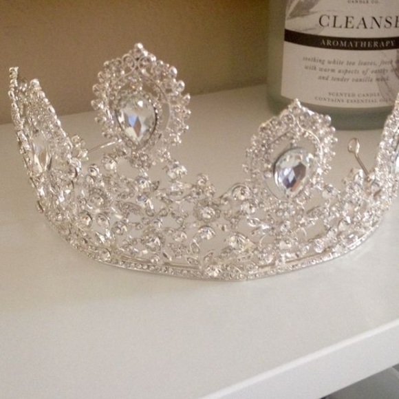 Luxury Swarovski Crown Tiara - Picture 2 of 8